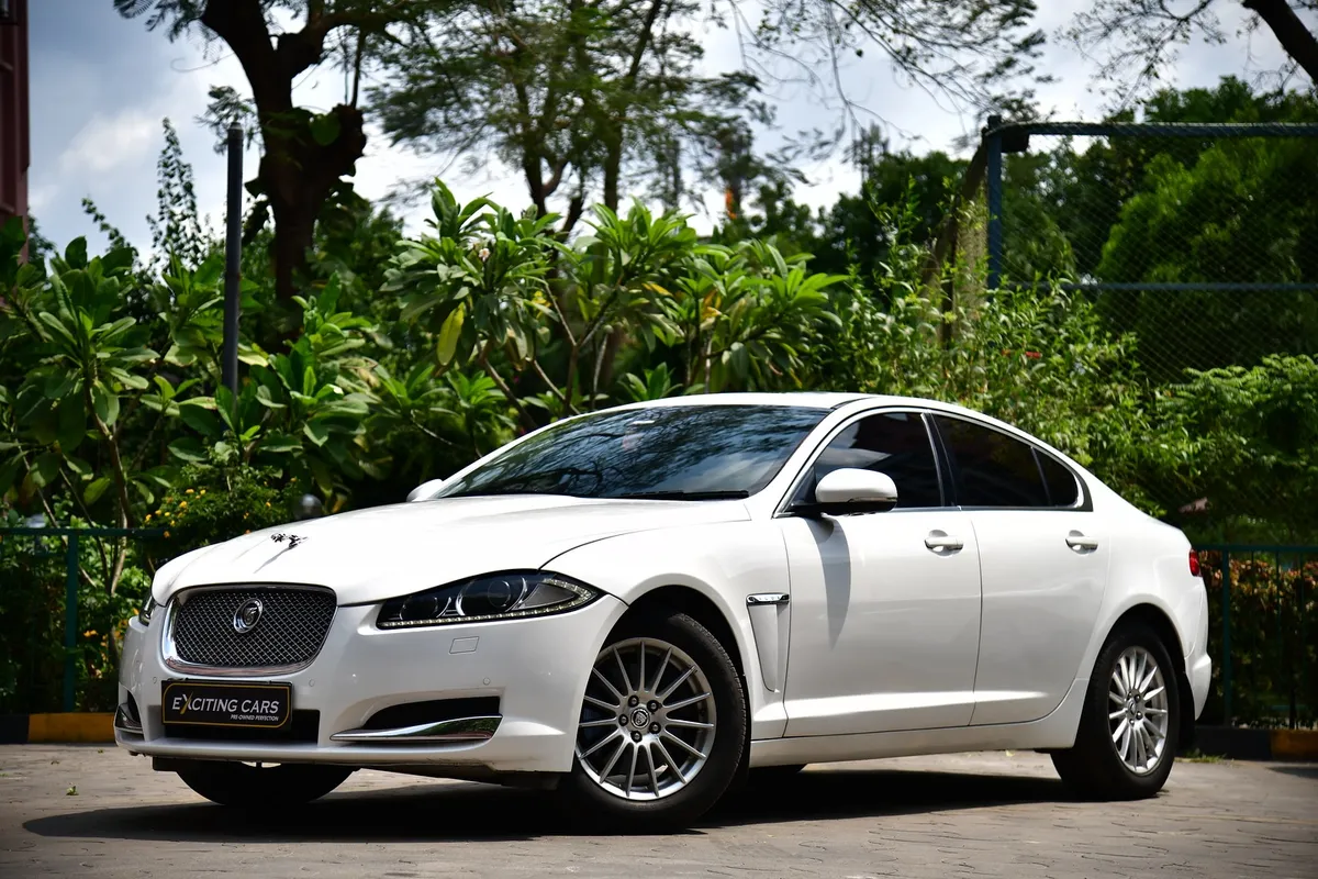 Jaguar XF 2.2 L Luxury — photo 1